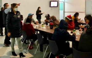Organiza Lili Ortíz cena navideña con personas sin hogar 