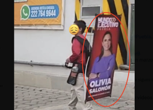 Exhiben promoción de la morenista Olivia Salomón con niño cargando lona