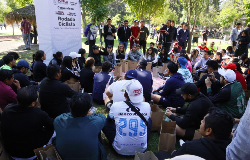 Alejandro Armenta sostiene reunión con jóvenes donde informó los proyectos de desarrollo que se realizarán en la entidad