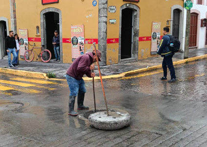 CAPAMH realiza  labores de desazolve en el andador San Luis y la calle Zaragoza