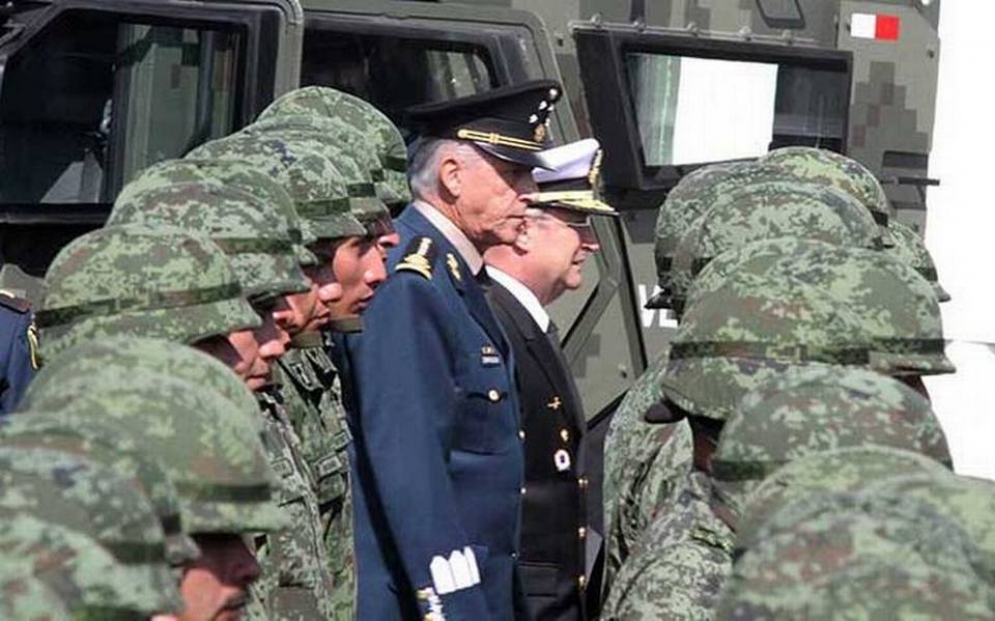 Salvador Cienfuegos con elementos del ejército mexicano