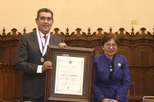 BUAP entrega medalla “Melchor de Covarrubias” al gobernador Sergio Salomón Céspedes Peregrina