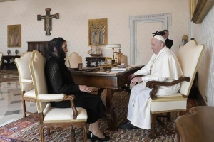Beatriz Gutiérrez y el Papa en reunión
