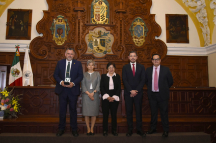 Entrega REDDU en la BUAP presea “Dr. Jorge Carpizo” al Rector de la UABC