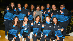 Lilia Cedillo abandera y entrega uniformes a alumnos que participarán en los Juegos Deportivos Nacionales Escolares 2025