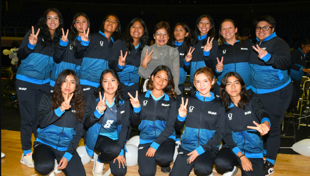 Lilia Cedillo abandera y entrega uniformes a alumnos que participarán en los Juegos Deportivos Nacionales Escolares 2025