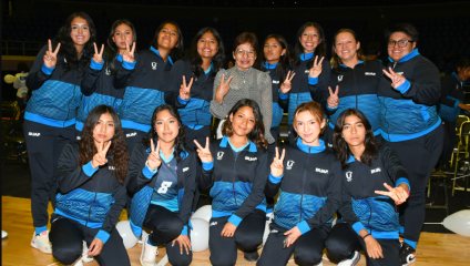 Lilia Cedillo abandera y entrega uniformes a alumnos que participarán en los Juegos Deportivos Nacionales Escolares 2025