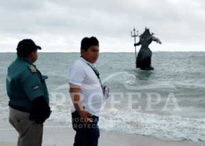 La 4T clausura estatua de Poseidón en playa de Yucatán; acusan que su construcción no cuenta con impacto ambiental