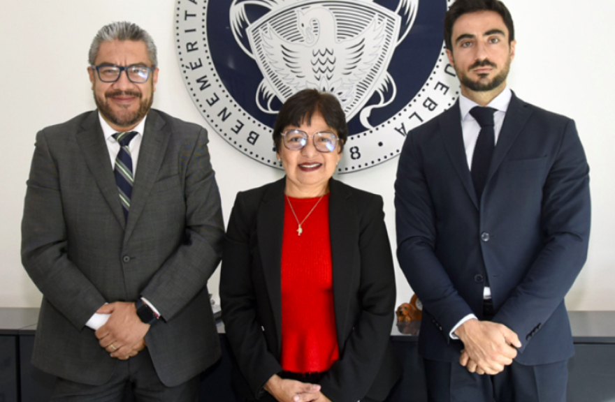 Lilia Cedillo toma protesta a nuevos funcionarios de la BUAP