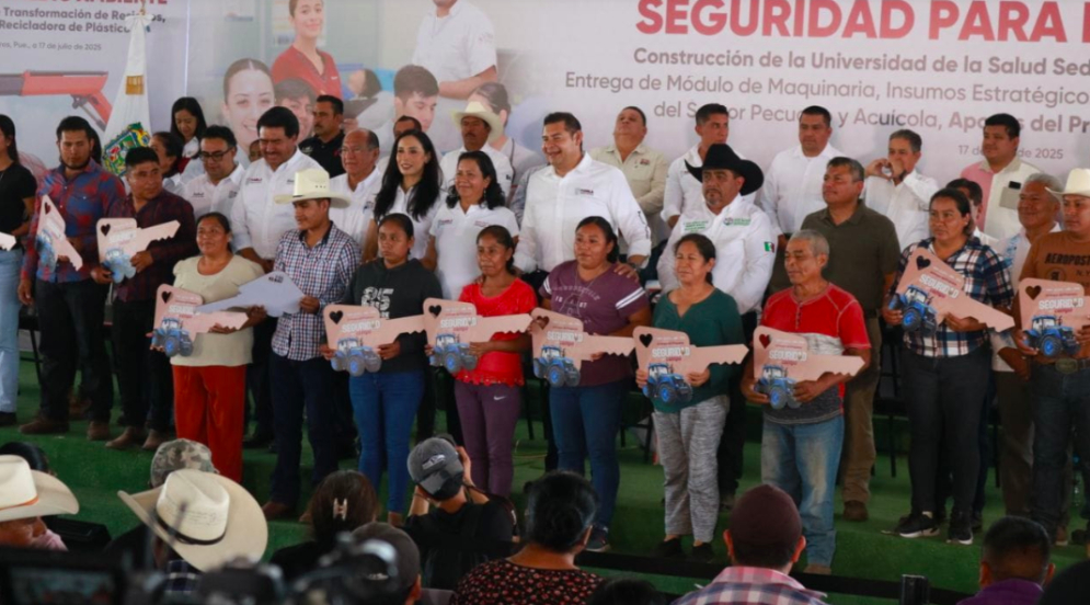 Armenta entrega en la mixteca recicladoras de pet