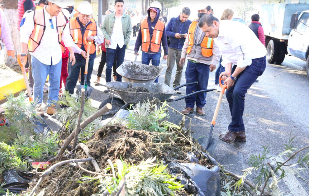 Armenta encabeza brigada de limpieza en la Carretera Federal Puebla-Tlaxcala,