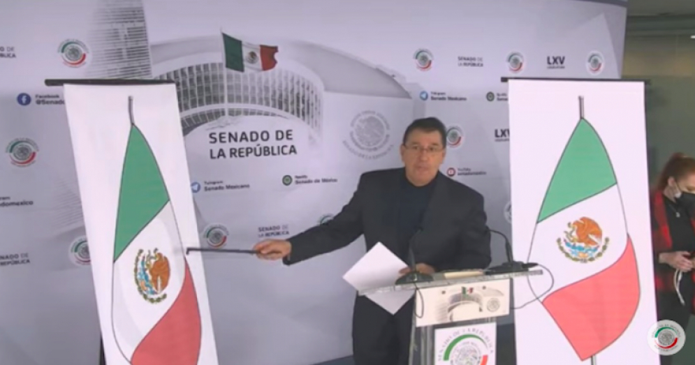 Senador de la 4T propone poner el escudo de la bandera de México en vertical “para recuperar su poderío”