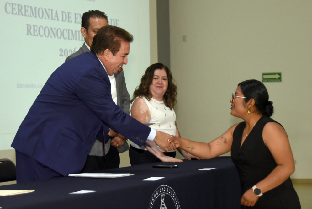 Entregan BUAP y Fundación BBVA reconocimientos a egresados de licenciatura