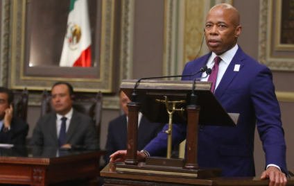 Congreso de Puebla entrega reconocimiento a alcalde de Nueva York por su apoyo a migrantes poblanos