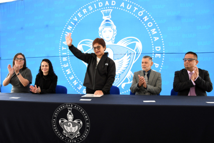 Rectora BUAP entrega Diploma BI a 102 egresados del Bachillerato Internacional 5 de Mayo