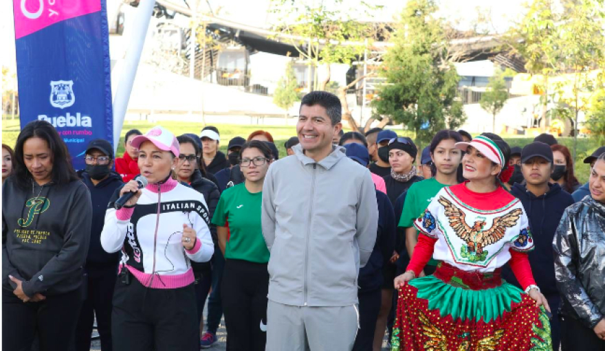 Eduardo Rivera presenta playera y medalla de la “Carrera Contigo Mujer 2023”