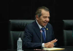 Muñoz Ledo califica como “ignorante” a AMLO por querer juzgar a cada presidente de Perú