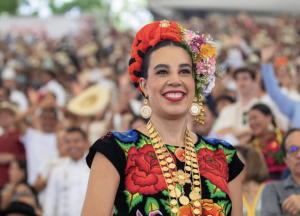 Josefina Rodríguez da banderazo a la Guelaguetza 2025