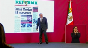 AMLO provoca polémica tras reírse de portada sobre recientes masacres en México