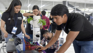 Exponen estudiantes BUAP, miembros de la IEEE, proyectos de ciencia y tecnología