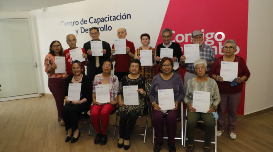 SMDIF y Grupo OXXO entregan constancias académicas a personas adultas mayores