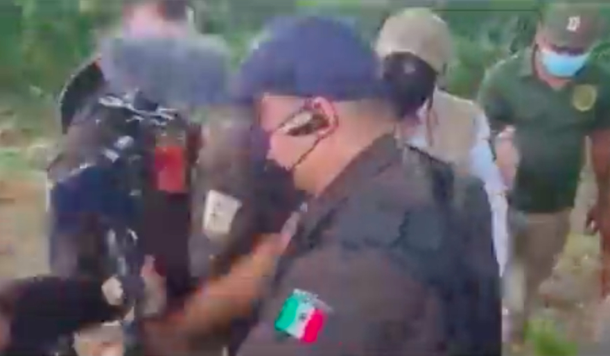 Captan a escolta de delegada de Migración en Chiapas agrediendo a reportero