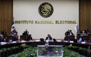 INE revira a AMLO tras intentar exhibir a trabajadores que se manifestaron en defensa de la democracia