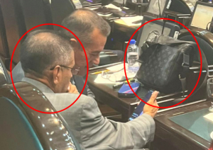 Exhiben a diputado de Morena rechazando la pobreza franciscana con bolso Louis Vuitton de 85 mil pesos