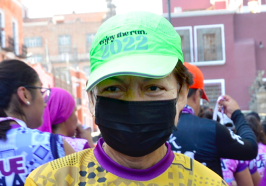 Participa Lilia Cedillo en el Maratón Puebla 2022