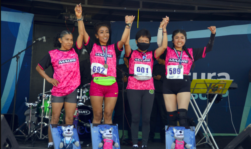 Universitarias participan en la Carrera de la Madre Universitaria