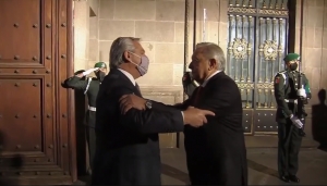 Sin cubrebocas y con un abrazo, AMLO recibe a Alberto Fernández en Palacio Nacional