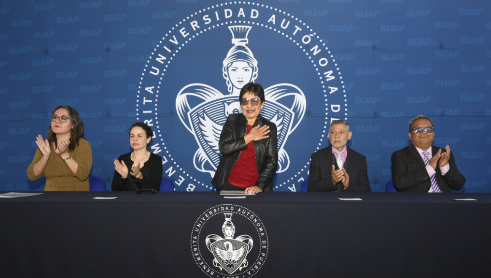 Entrega Lilia Cedillo 44 diplomas y 89 certificados a egresados del Bachillerato Internacional 5 de Mayo de la BUAP