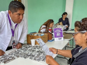 SMDIF continúa con la entrega de lentes para adultos mayores