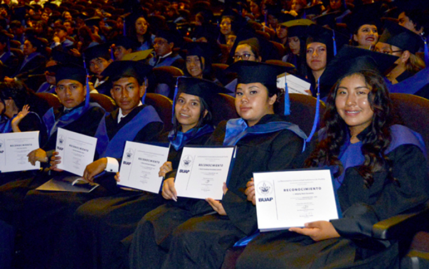 Se gradúan alumnos de la Preparatoria Alfonso Calderón Moreno y del Complejo Regional Centro