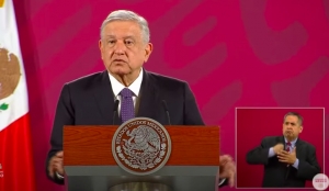 AMLO acusa que feministas metieron alcohol y hombres a la CNDH