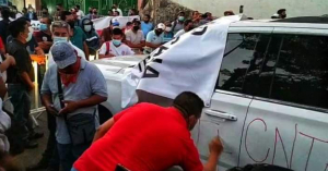 CNTE libera a AMLO pero rayan camionetas de la presidencia