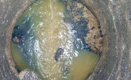 Realizan desazolve de drenaje en calle Zaragoza, entre Victoria y Guerrero