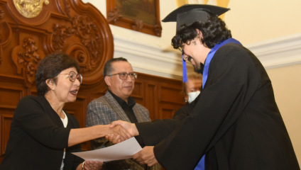 Lilia Cedillo asiste a la graduación de la Maestría en Educación Superior, generación 2023-2025