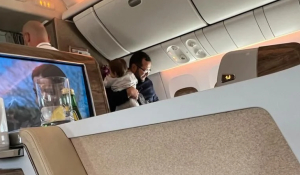 Exhiben al hijo de AMLO yéndose del país en vuelo de primera clase a España