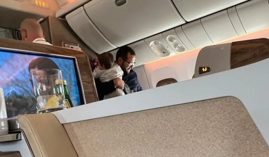 Exhiben al hijo de AMLO yéndose del país en vuelo de primera clase a España