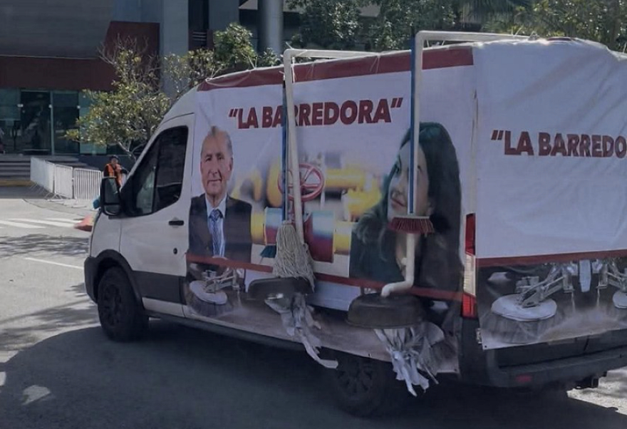 Colocan mantas alusivas a “La Barredora” durante informe de Andrea Chávez