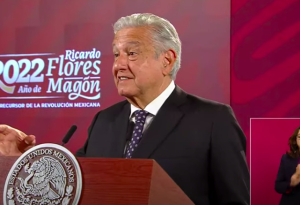 AMLO presume que choferes, chefs y hasta meseros le pasan información de los “fifís”