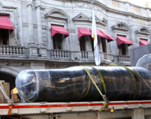 Llega al zócalo la escultura monumental “You” del artista José Rivelino