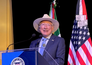 Ken Salazar tunde a AMLO: “Estrategia de abrazos no funcionó”