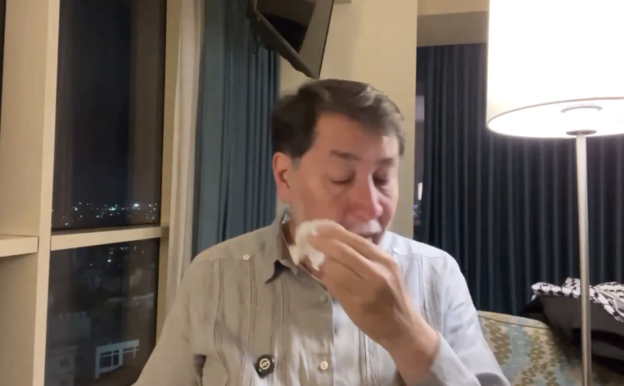 Noroña llora por Palestina durante live en youtube