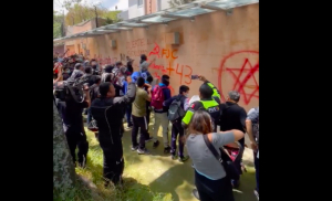 Activistas y familiares de los normalistas de Ayotzinapa vandalizan sede de la embajada de Israel