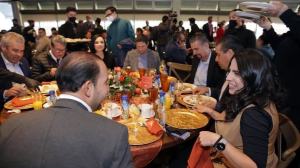 Captan a Ricardo Monreal en comida con presidentes del PAN y PRD