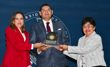 Distingue BUAP como exalumno destacado de la facultad de administración al gobernador Alejandro Armenta