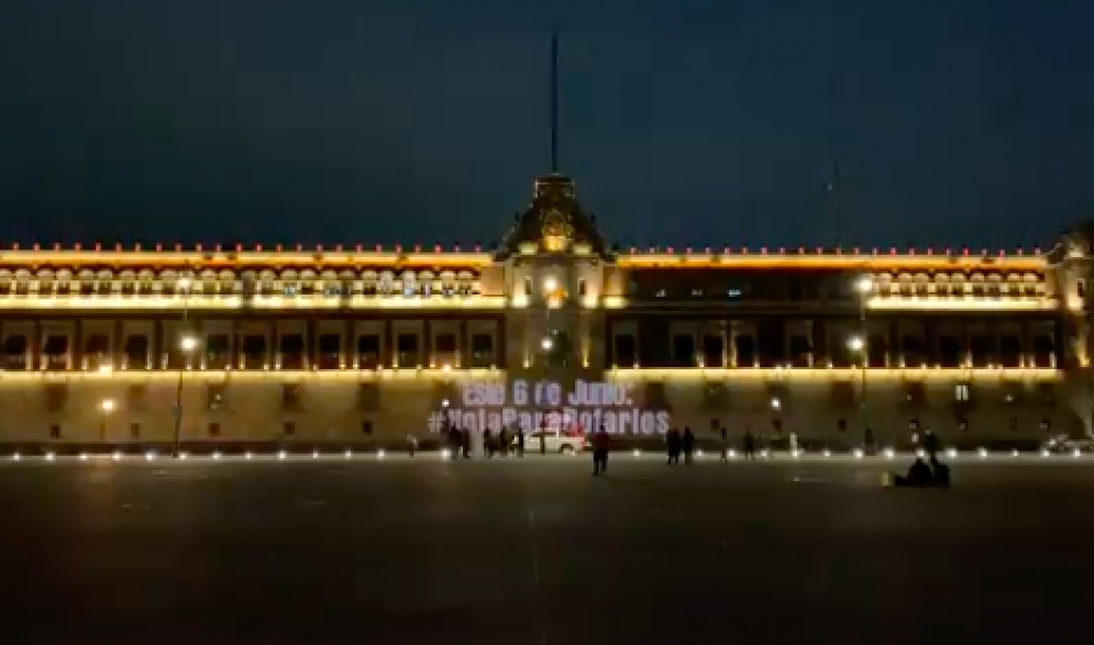 #VotaParaBotarlos: el mensaje que se proyecto en Palacio Nacional a pocos días de la elección