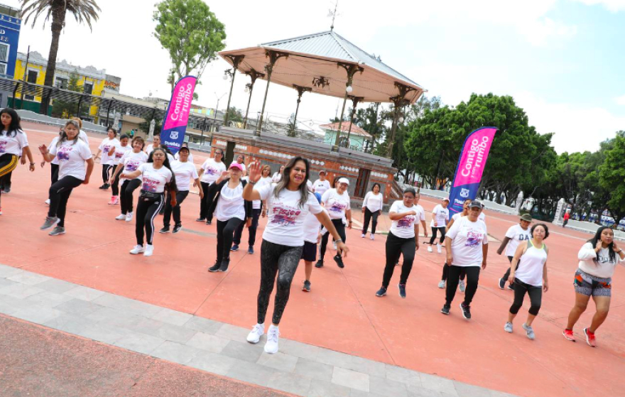 Brindan jornada de servicio a personas adultas mayores en el Paseo Bravo